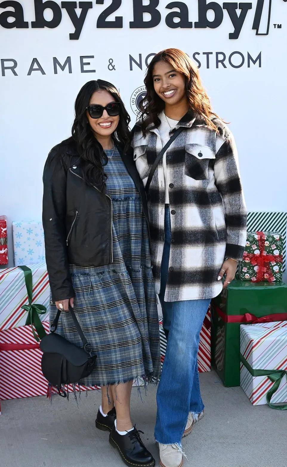科比妻子瓦妮莎身穿复古格纹长裙和皮夹克参加圣诞活动