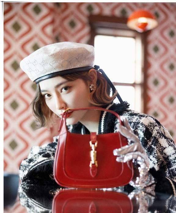 许佳琪太惊艳了,穿"小香风"戴贝雷帽复古范儿十足,她的眼睛有魔力