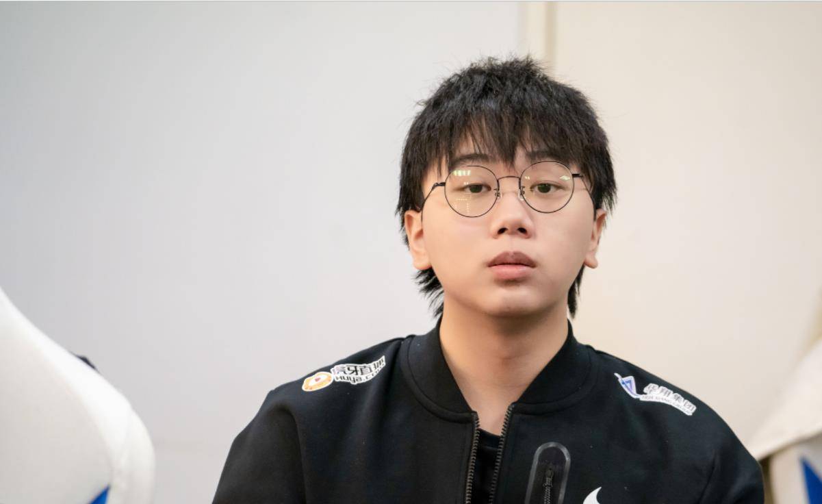 在中单没能补强的情况下,ra传出了辅助会选择预言家和宝蓝的消息.