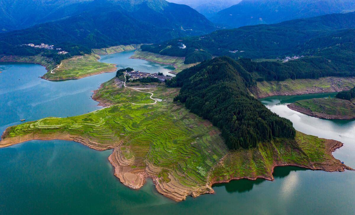 雅女湖,又称瓦屋山水库,是在瓦屋山水电站建成后,形成的一个海拔高