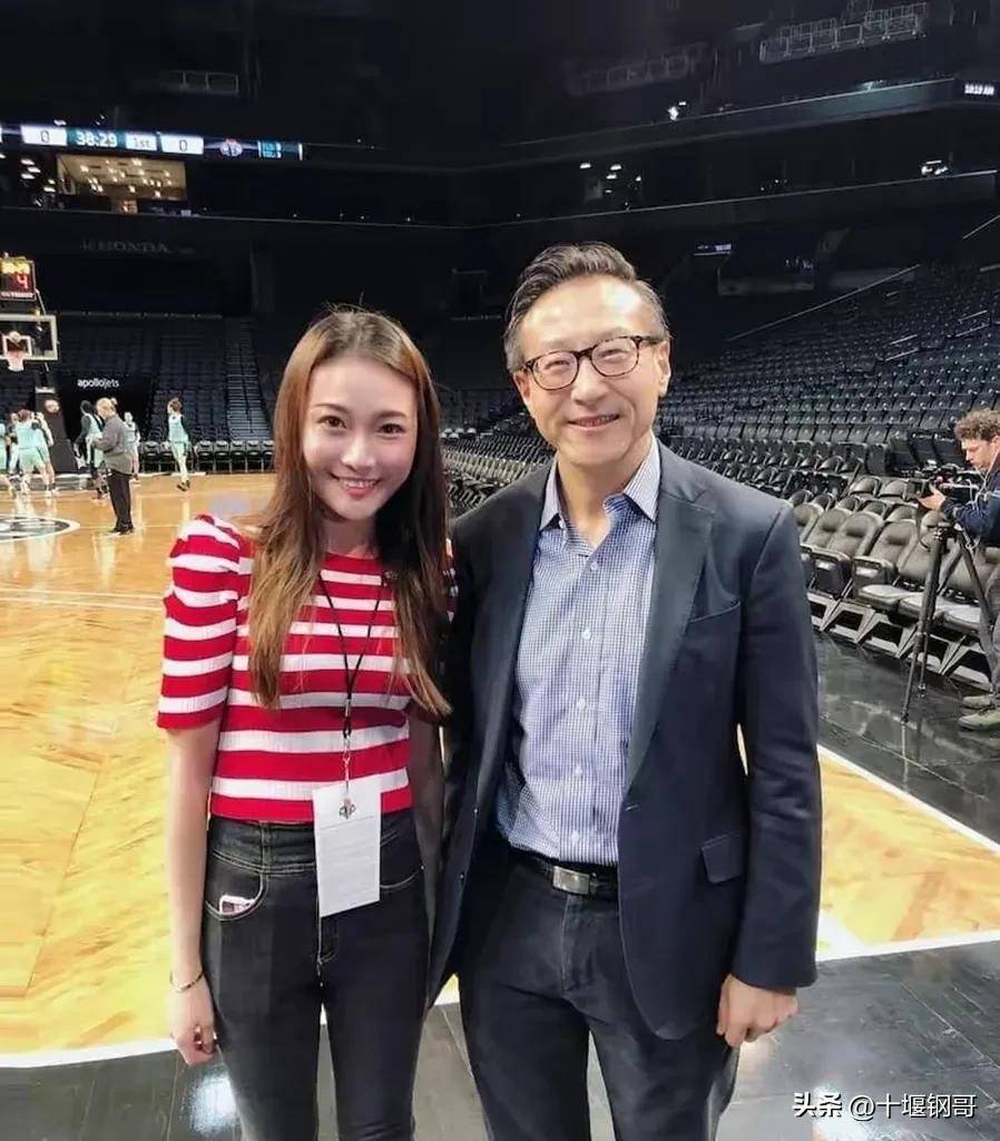 比如nba美女記者孟超就特別深受籃球球迷喜歡,粉絲說,年少不知孟超好