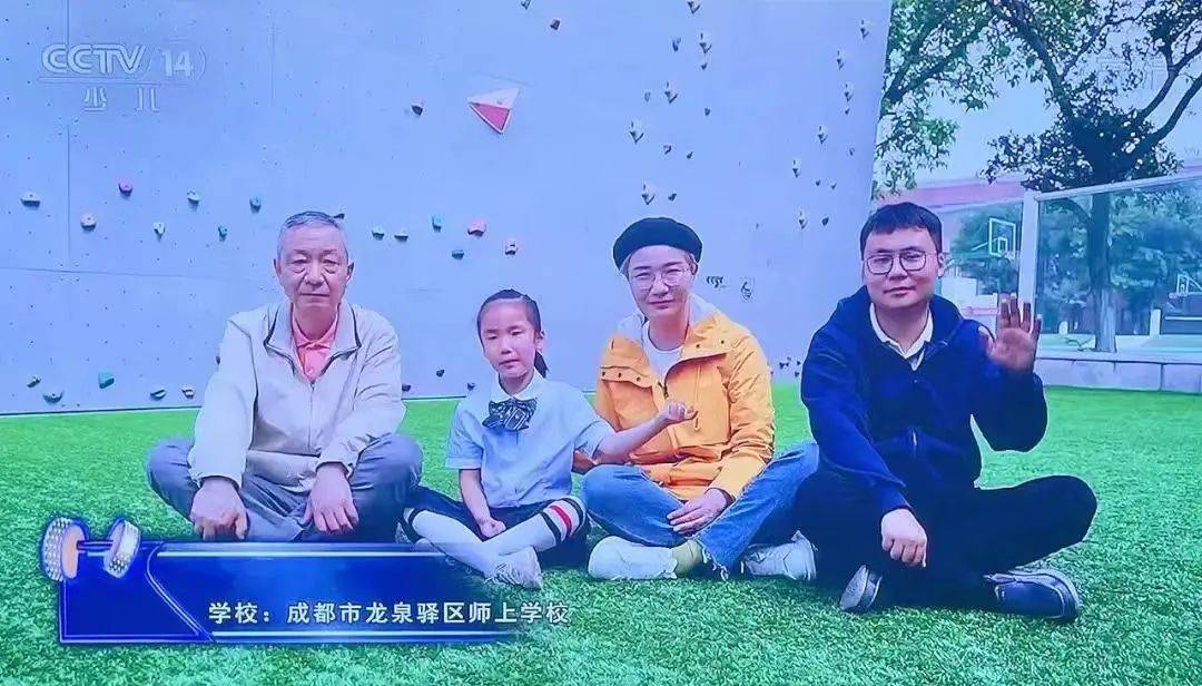 6月6日,成都七中万达学校高三(10)班班主任甘永林给学生们朗读了自