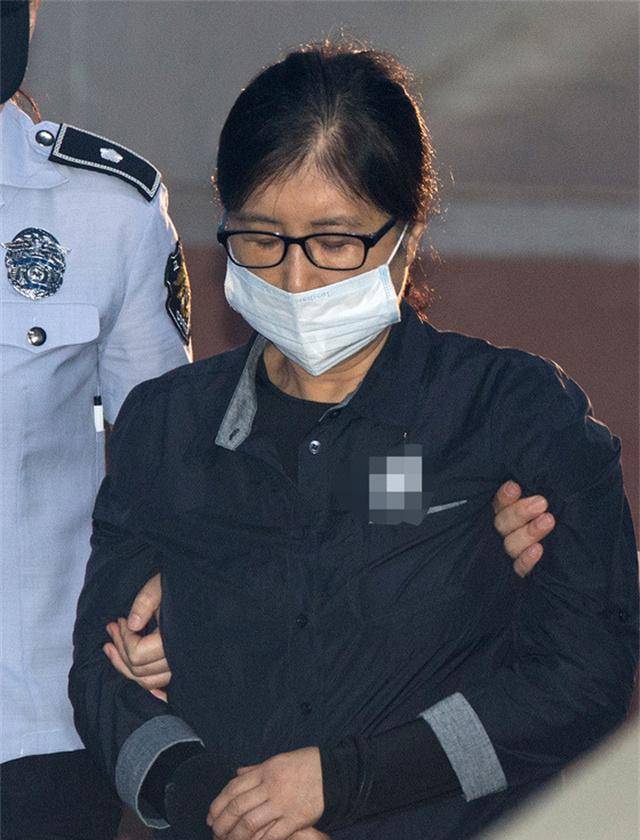 崔顺实眼看朴槿惠上钩,就利用她特殊的身份开始不断为自己牟利.