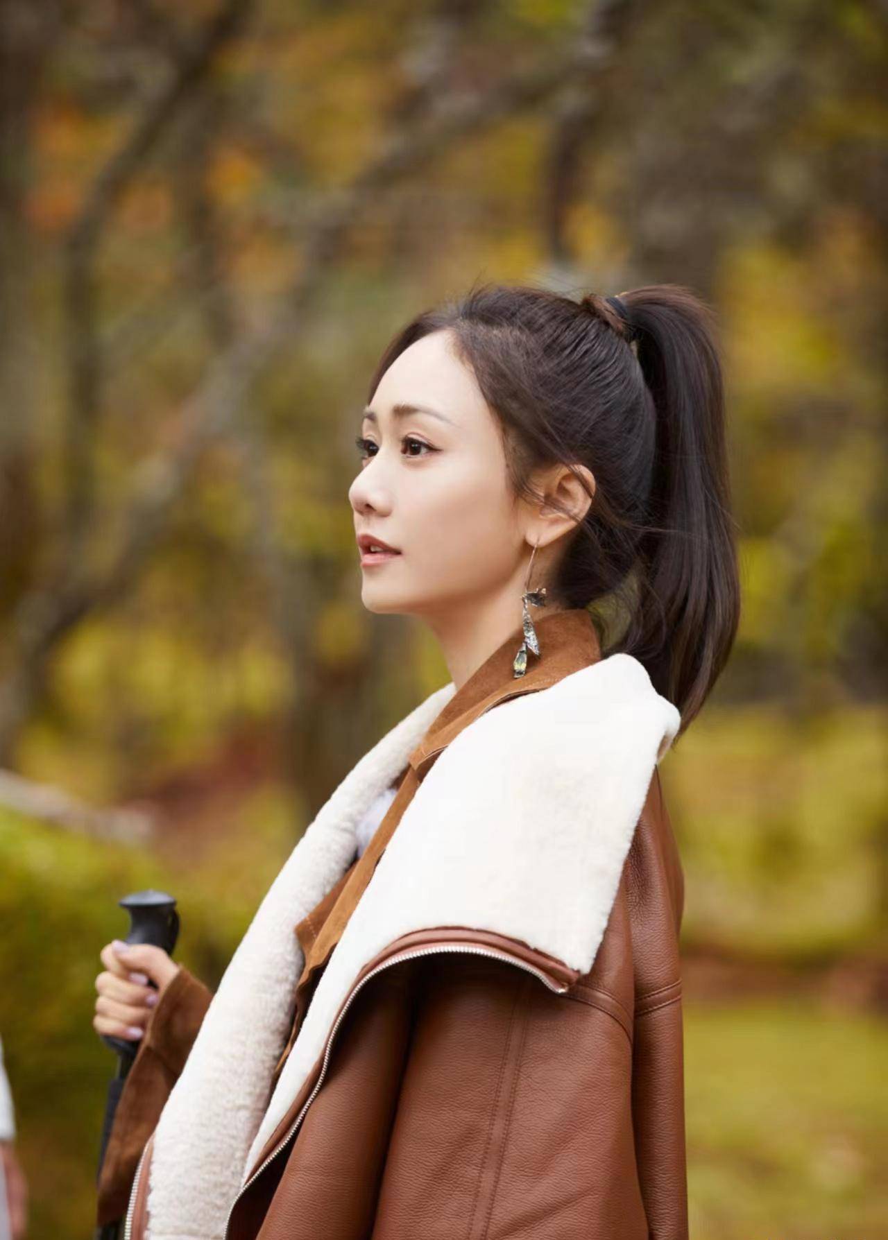 扎一款高马尾发型,显得活力满满,刘芸今年40岁了,可她看着还是特别