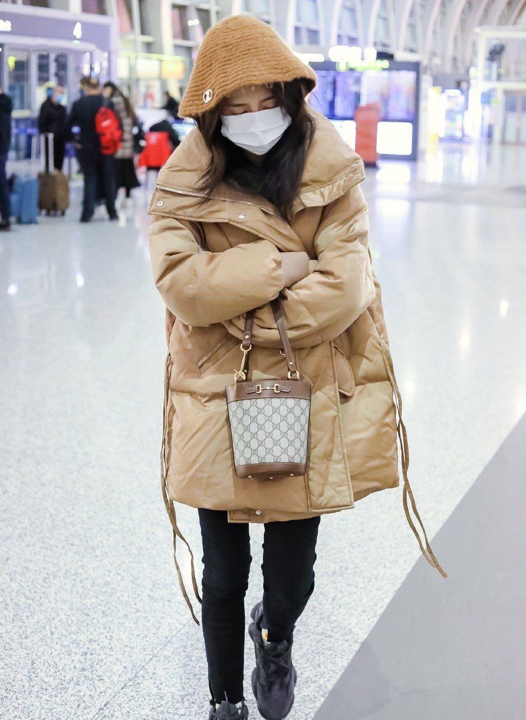 白鹿裹个羽绒服就出门,看似随意却藏有"小心机"堪称穿搭模板!