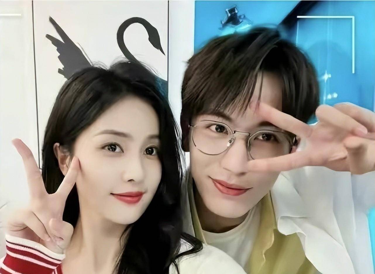 白鹿晒街头夜色随拍,娱记曝白鹿情史丰富,曾和三字顶流相恋_许凯