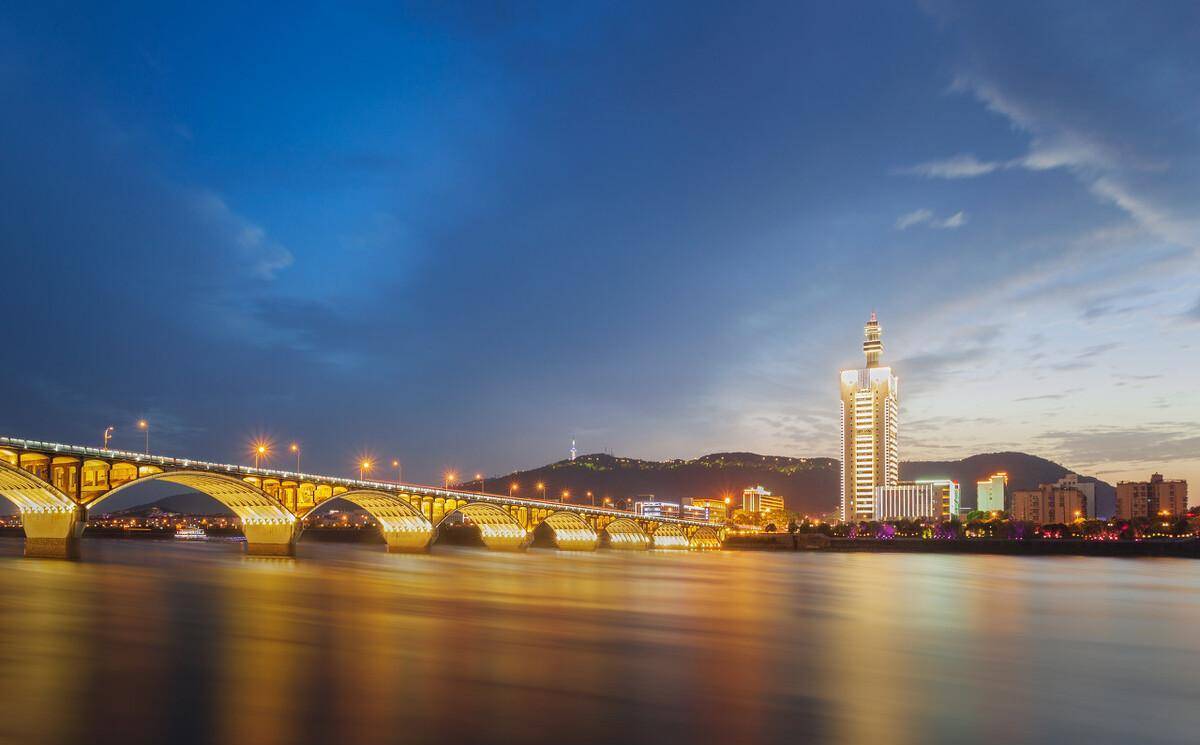 橘子洲大桥夜景橘子洲头的西岸就是长沙有名的著名风景区岳麓山风景区