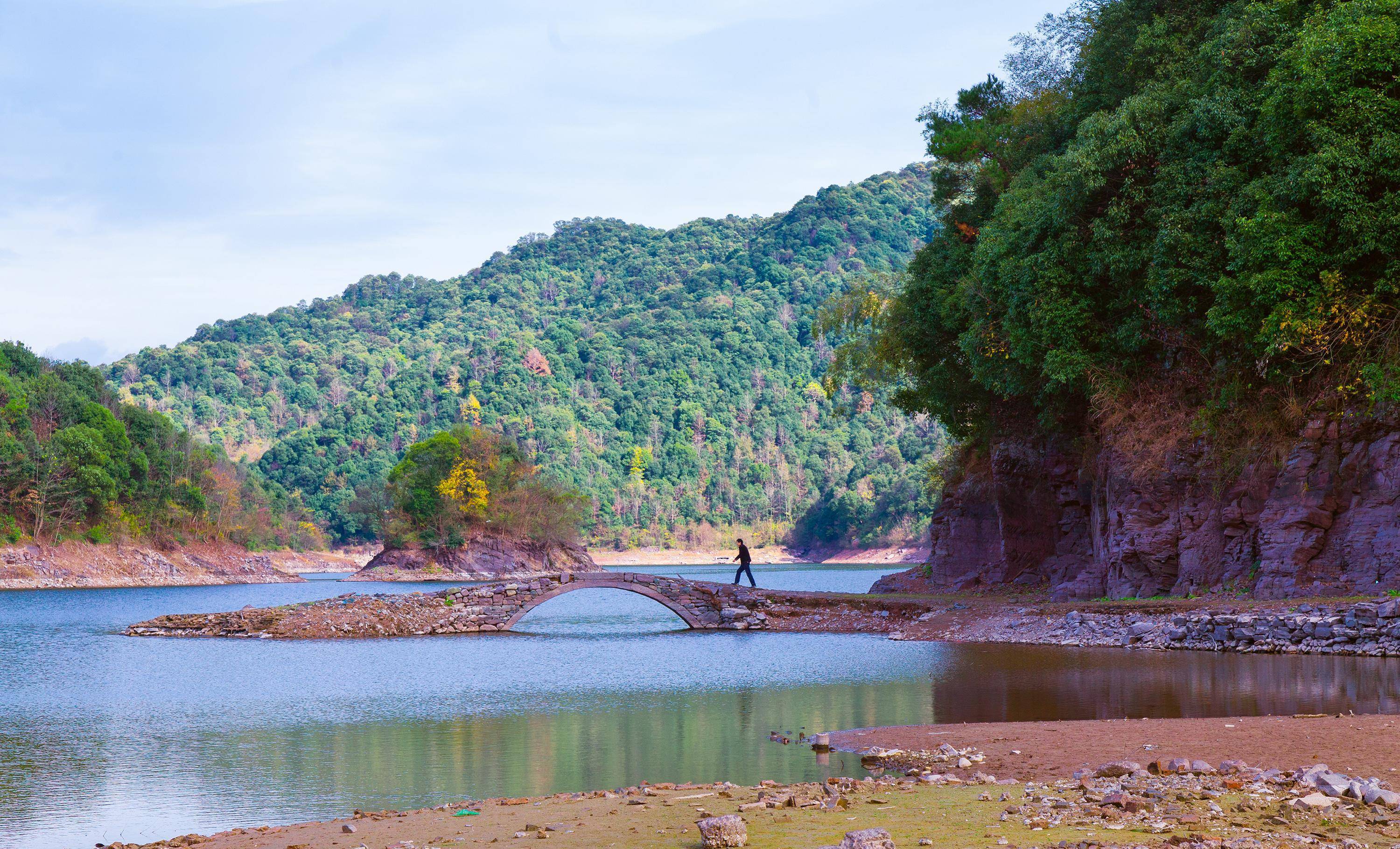 宁波乡村一座神秘古桥浮出水面,像开放的露天博物馆_溪下_水库_古村