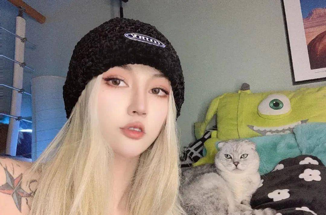 而且还是微博的情感博主,毕竟能拿下功夫胖,绝对还是有料的,大家有