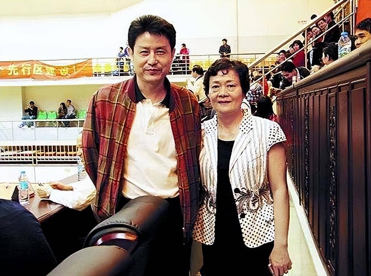 陈忠和当初也是郎平扶持的女排主帅,他主张"将球交出"_袁伟民_训练_主