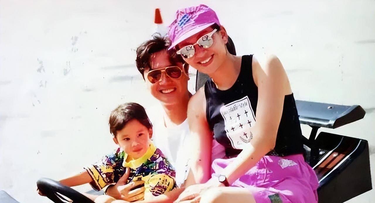 被周润发两次赶出家门的余安安,把小22岁男友处成了干儿子?