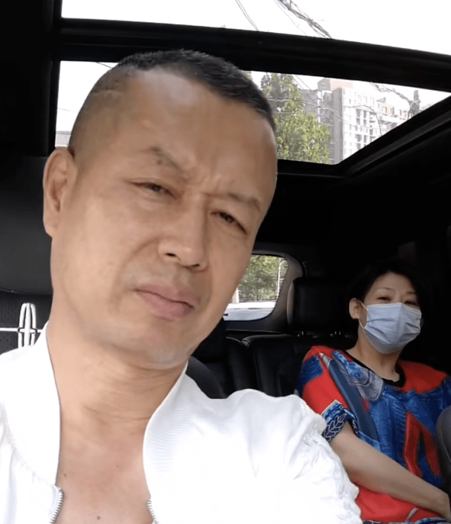 42岁主持人傅大勇脑癌病逝,化疗期间仍喜欢喝酒,与妻子合影曝光_网友