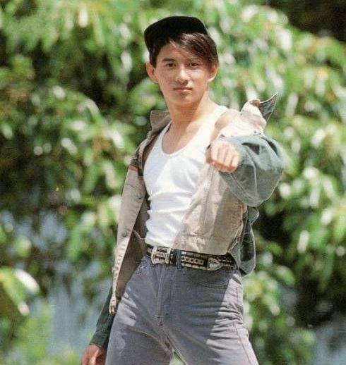 束手无措之下,吴奇隆只好拖着受伤的身体去服兵役,就此错过《还珠》