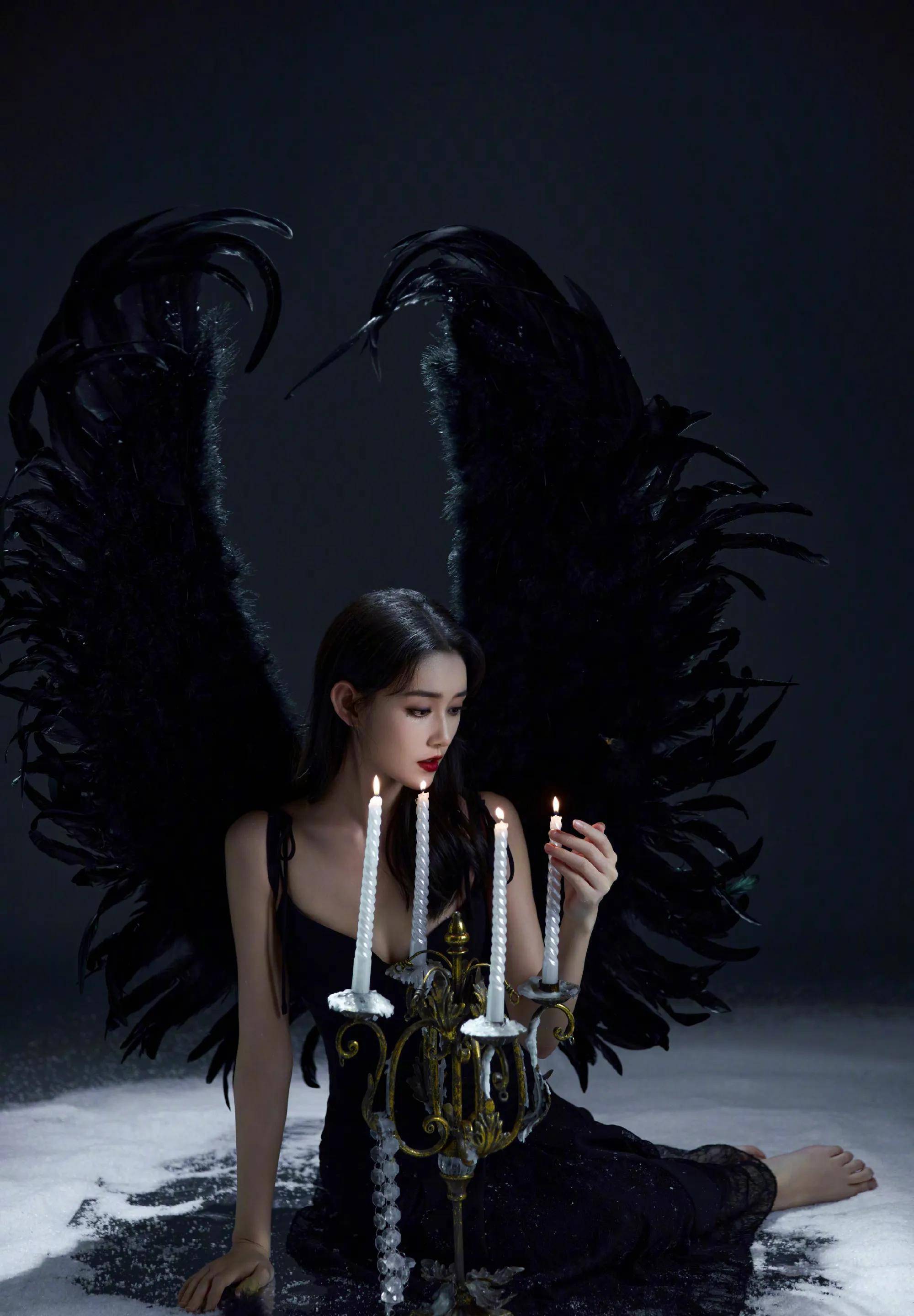 蒋依依22岁生日照 穿吊带羽毛白裙梦幻唯美纯欲风拉满 黑裙成熟妩媚