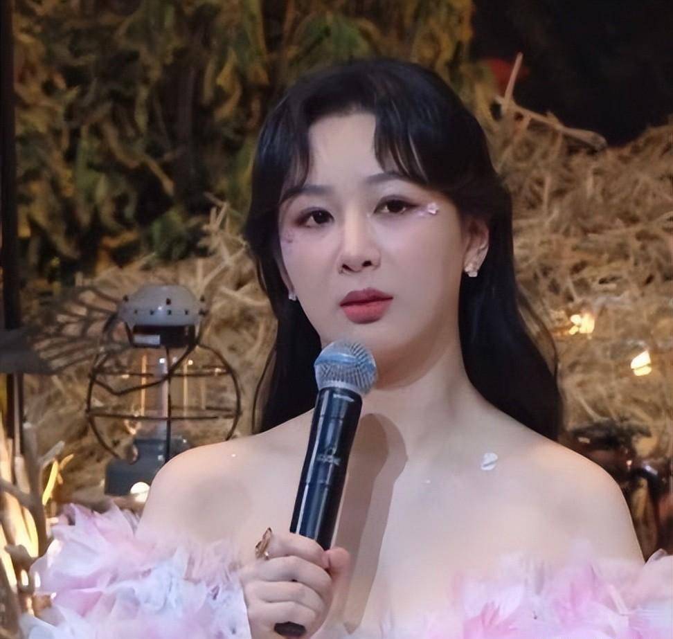 杨紫这么胖?跨年晚会照片全扒手,网友:不做防腐处理?_身材_状态_粉色