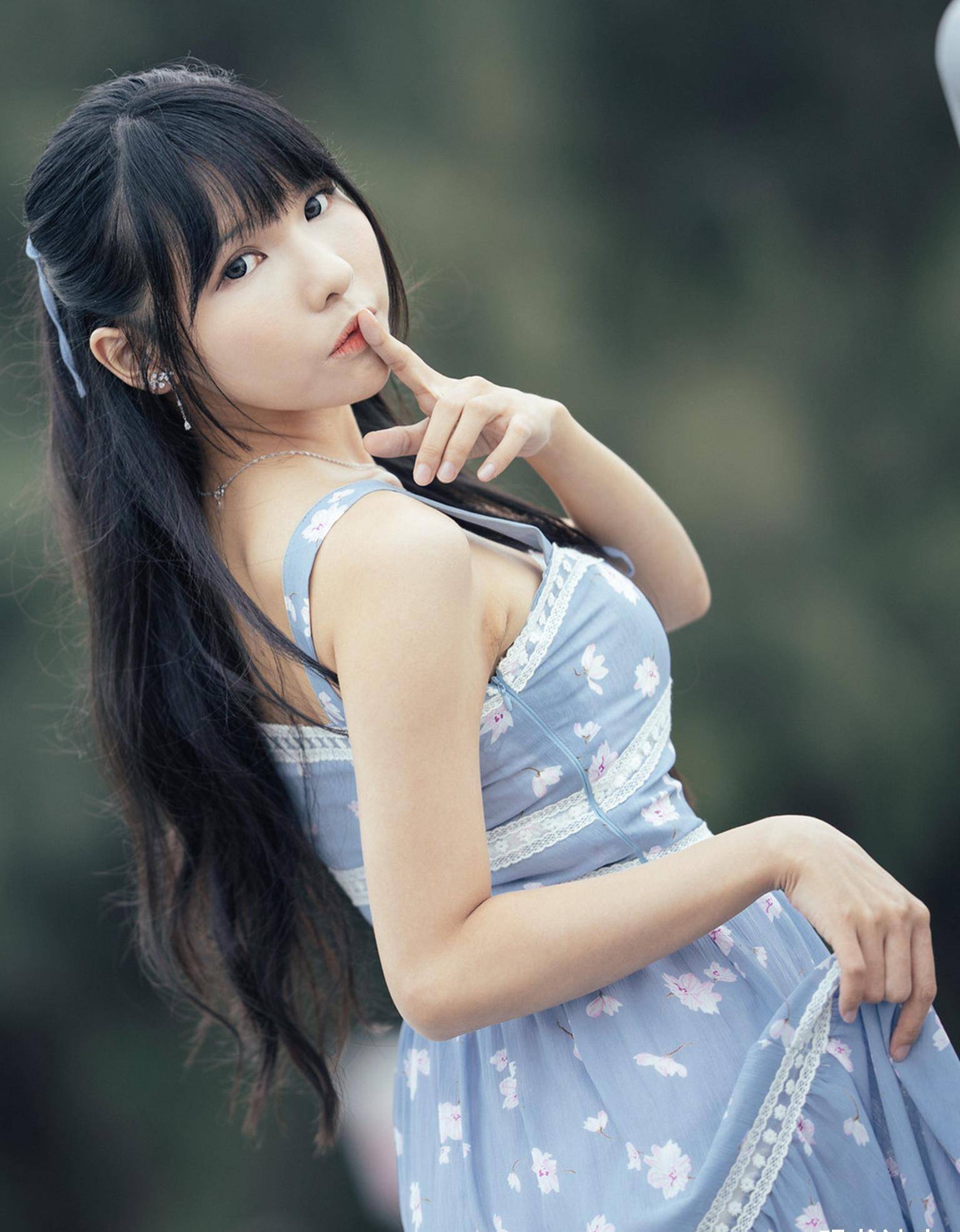 模样楚楚动人的小姐姐,旗袍,长裙和体操服这三套穿搭,每套都很美_青春