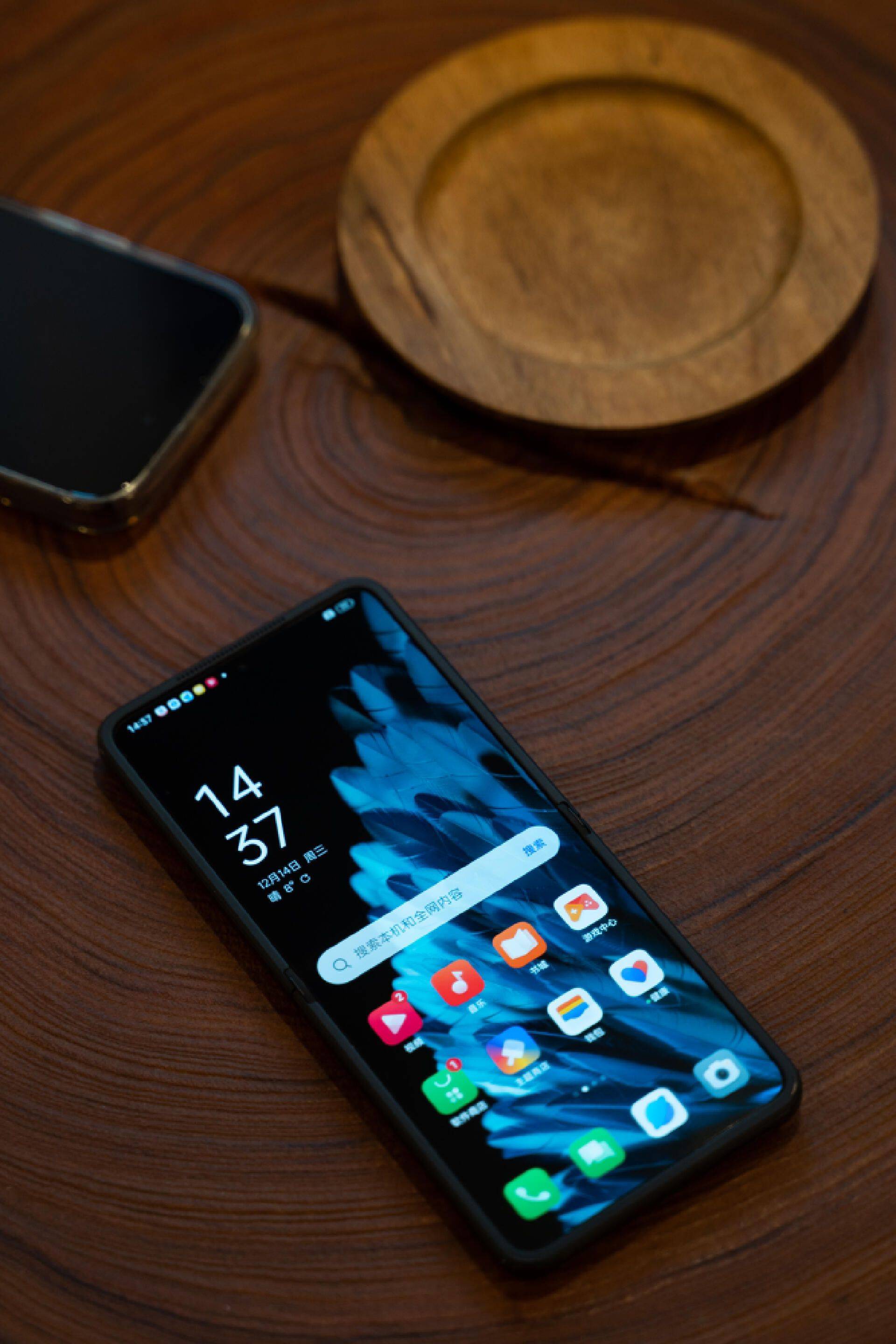 同时还有别具一格的使用场景,它就是oppo推出的竖向折叠屏手机