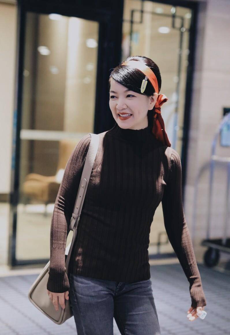 阿雅《乘风破浪的姐姐》路透驼色高领紧身牛仔裤橘色发带,时尚风_女人