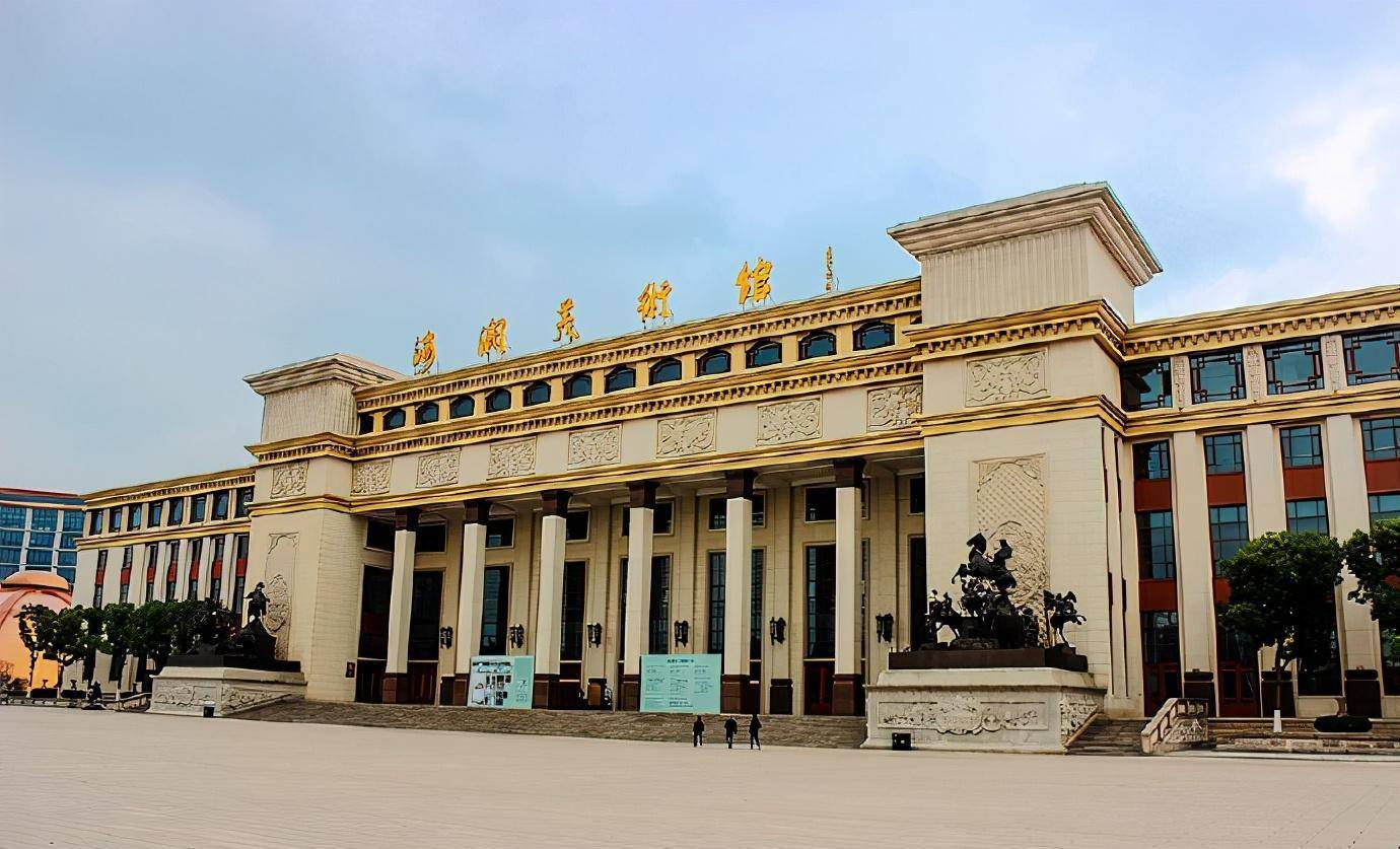 海澜美术馆总建筑面积约12万平方米,是飞马水城内最大的单体建筑,也是