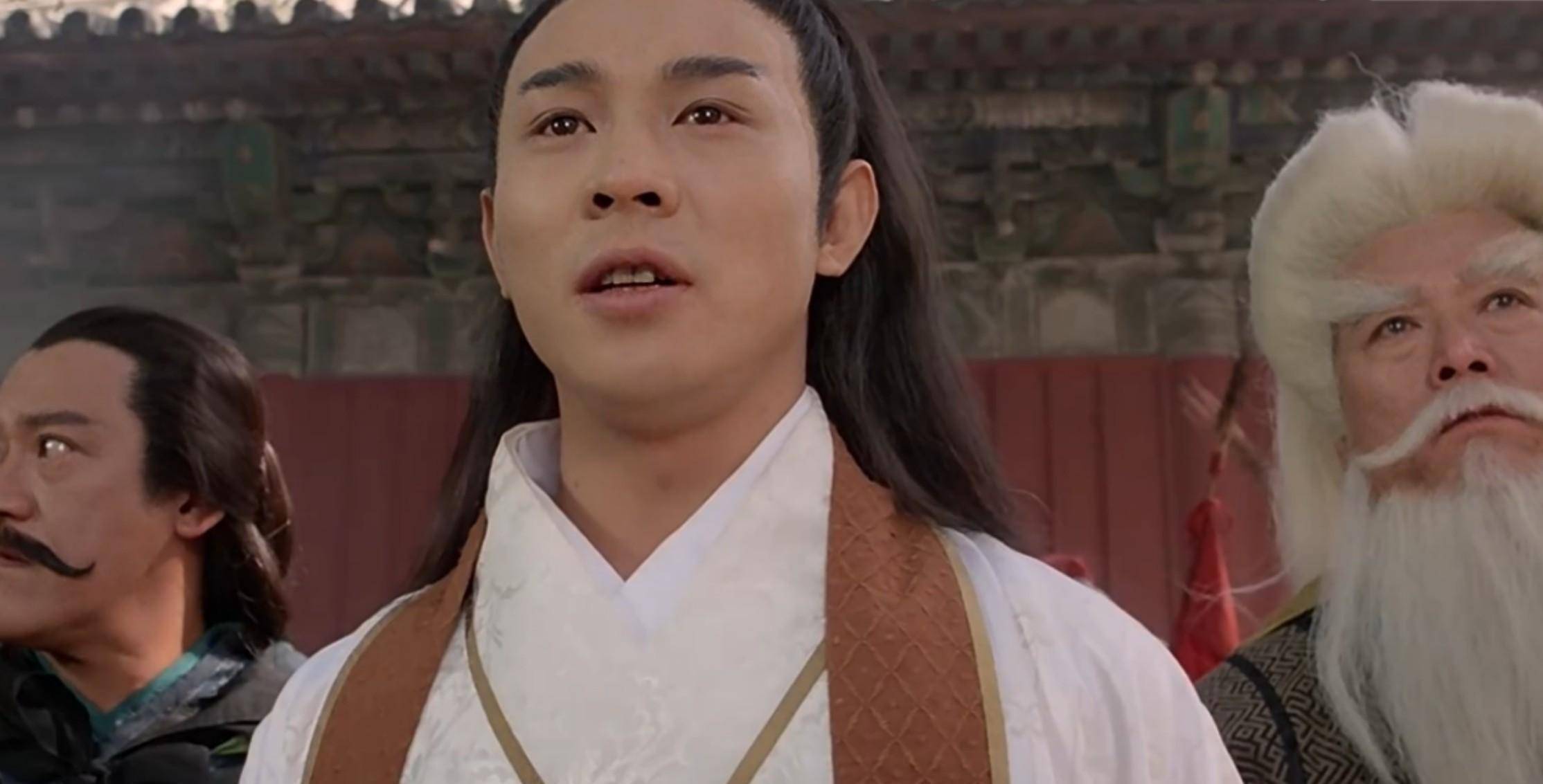 张无忌决定不回武当,而是前往光明顶找他外公白眉鹰王为小昭解开锁链