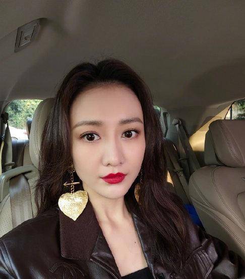 第一次了解王鸥,还是因为她和刘恺威深夜聊剧本的绯闻,当时还了解到她