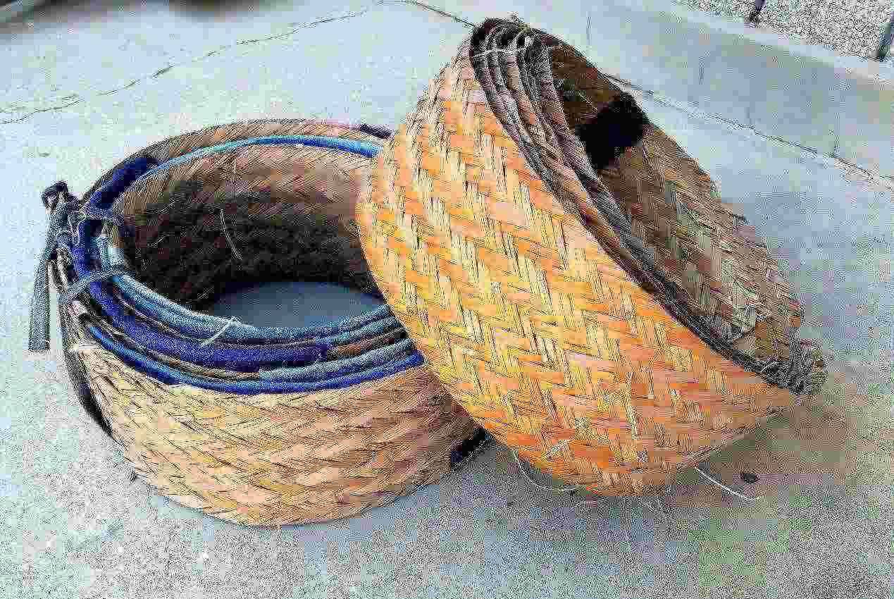 旧时储存粮食用的,囤子或粮瓮盛满粮食后,再沿周围圈上一道道折子继续