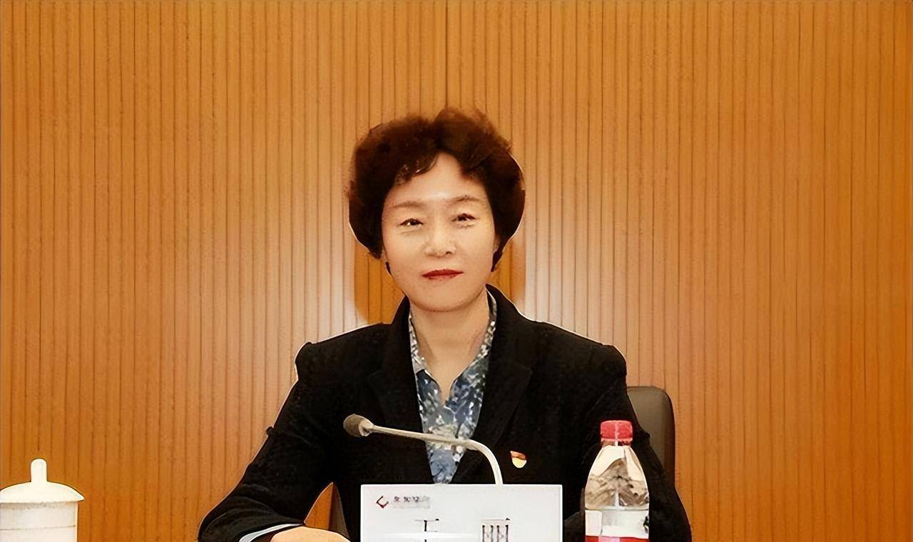 人"王丽让国家损失5个亿,在外勤俭朴实,在家奢靡无度_银行_青海_西宁