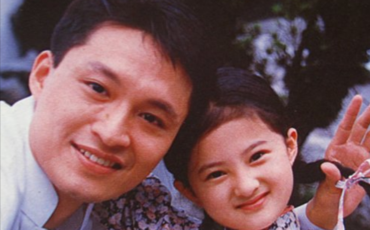 金铭:8岁出道饰演"小婉君",放弃艺考读北大,如今依旧单身.