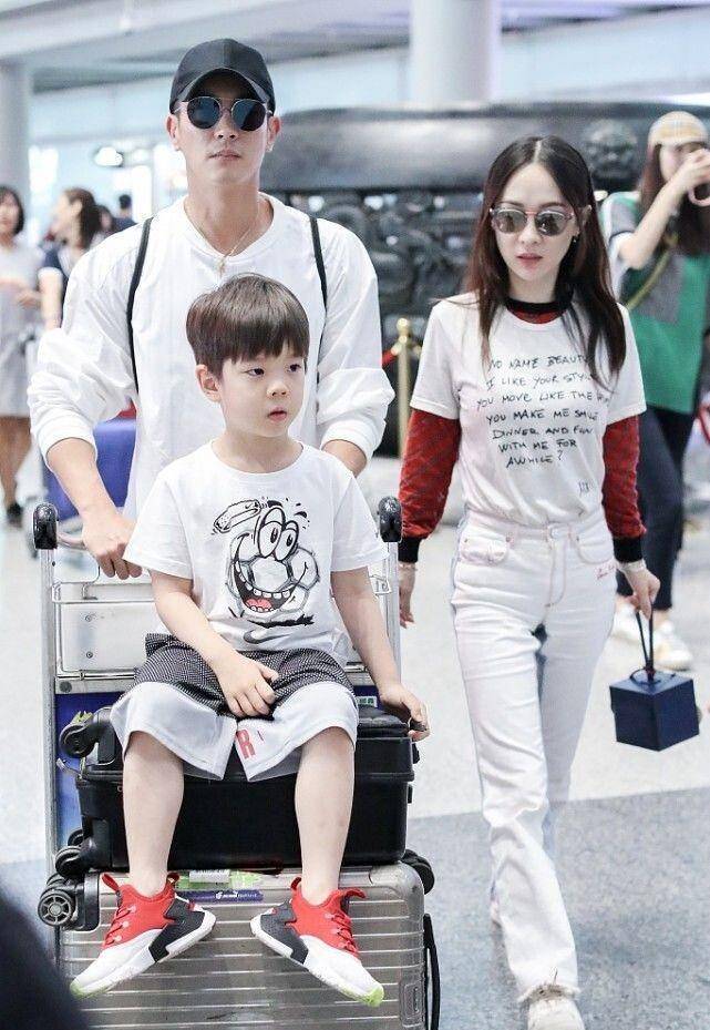 霍思燕一家三口穿亲子装,幸不幸福明眼人都知道,颜值都挺高_颜色_风格