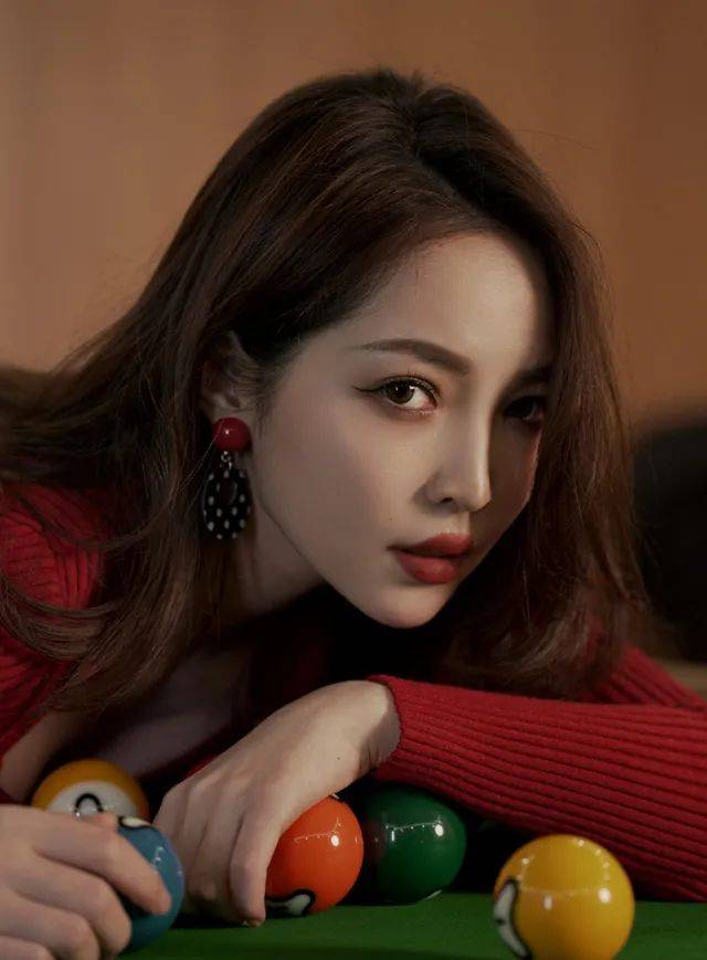 台球女神王钟瑶晒照,俯身趴在台球桌上,她已解锁流量密码了_潘晓婷