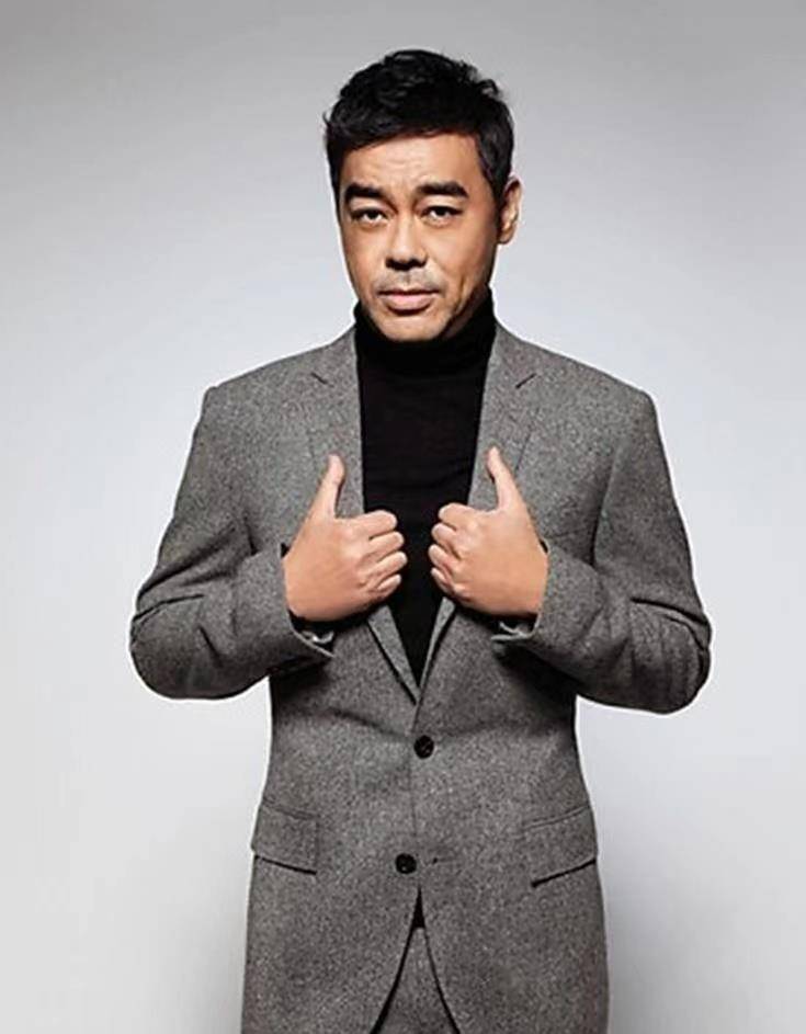 1964年出生的刘青云今年也56岁了,是著名的香港影视男演员,1986年就