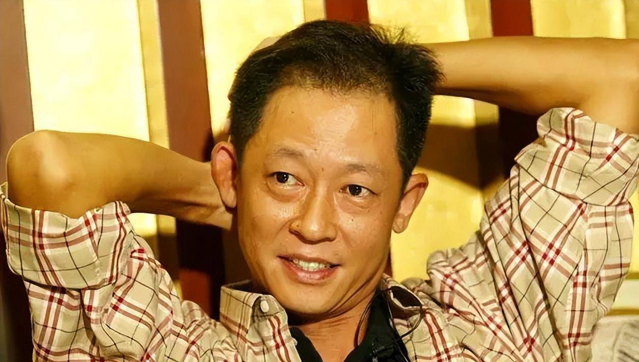 服务员立马就心领神会,其实王志文也是个苦命的孩子,小时候的他家里并