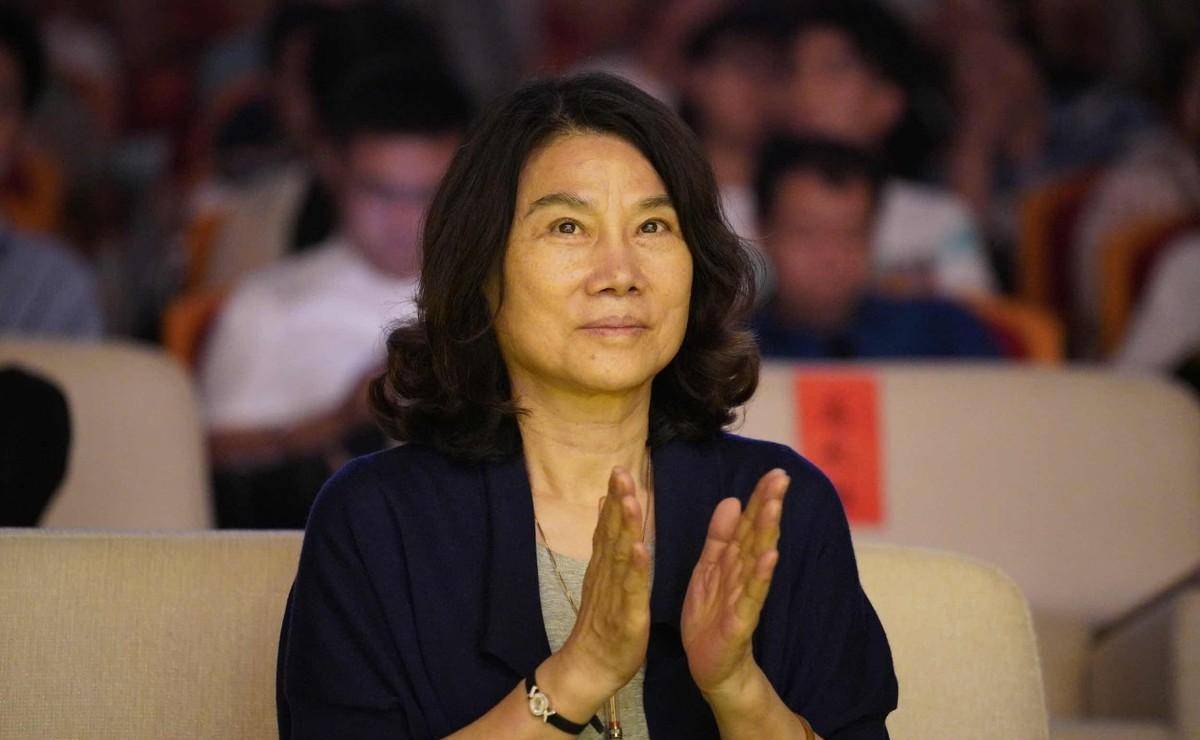 据俺所知,东东并没有加入母亲董明珠的格力集团,而是当了一名律师.