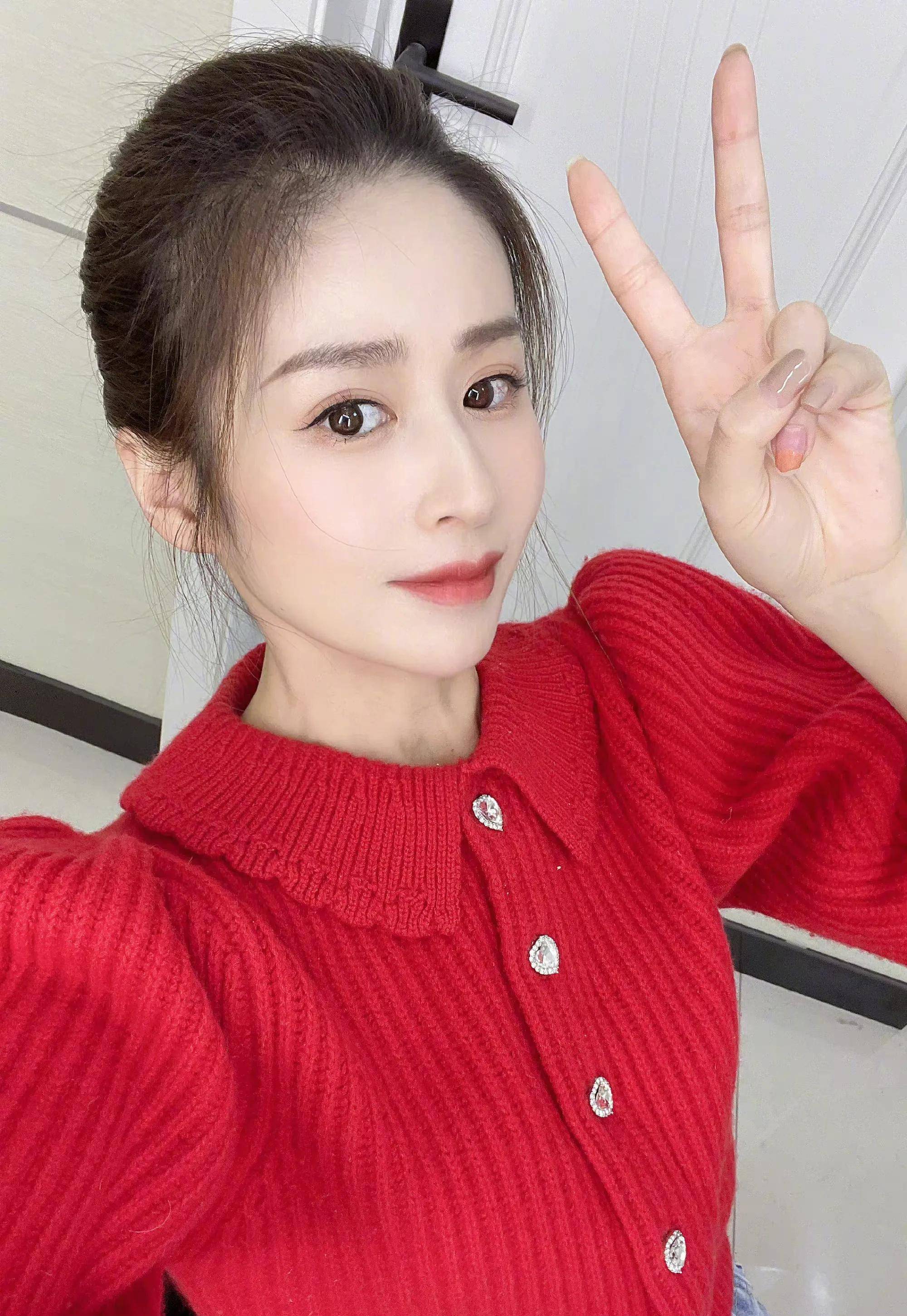 颖儿晒全家福庆33岁生日,老公甜蜜送吻,3岁女儿侧颜精致甜美_付辛博