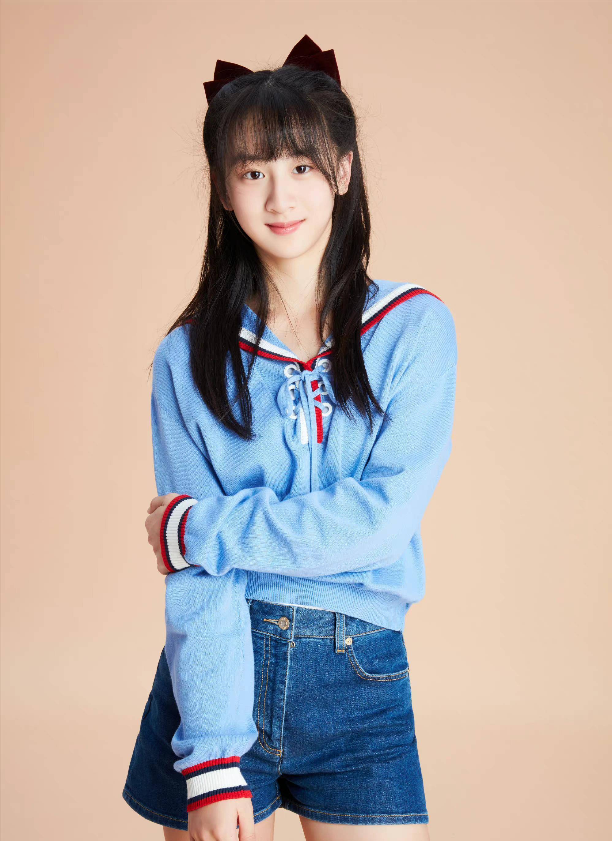 田亮女儿森碟户外活动照,麻花辫乖巧可爱,大长腿太引人注目了_运动