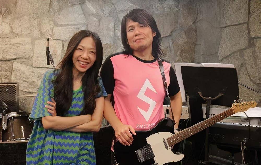 摇滚教父伍佰:出道30年与妻子丁克17年,今52岁坐轮椅演唱_陈文佩_梦想