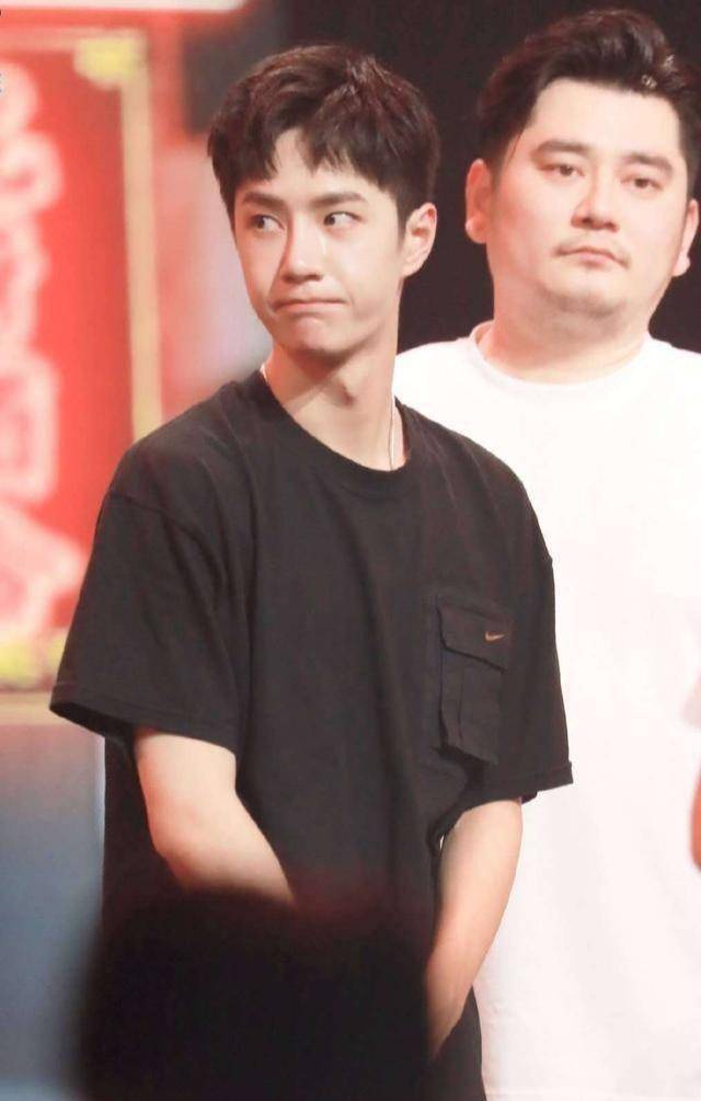 胖不仅显头大还显老!钱枫站王一博身后头比他大一倍,看着像他爹