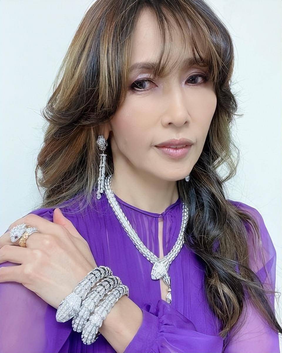 53岁工藤静香重返红白歌会,携手长女笑得甜,木村拓哉留家遛狗_女儿