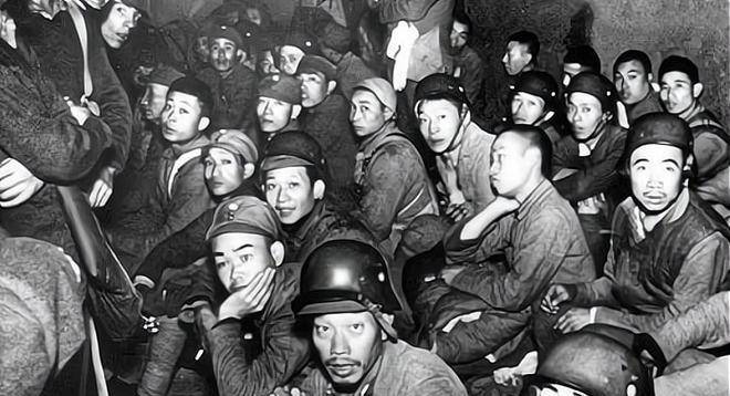 整编74师灭亡:2万战俘改造持续三年之久,因一道过节菜集体痛哭_俘虏