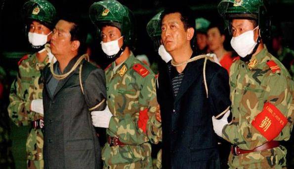 张畏当夜就擒,王秀方则因杨卫中等腐败分子的通风报信,漏网外逃.