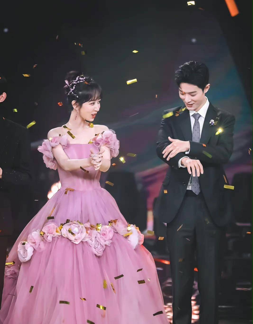 杨紫对肖战说道:"这颁奖典礼怎么搞得像婚礼现场似的!