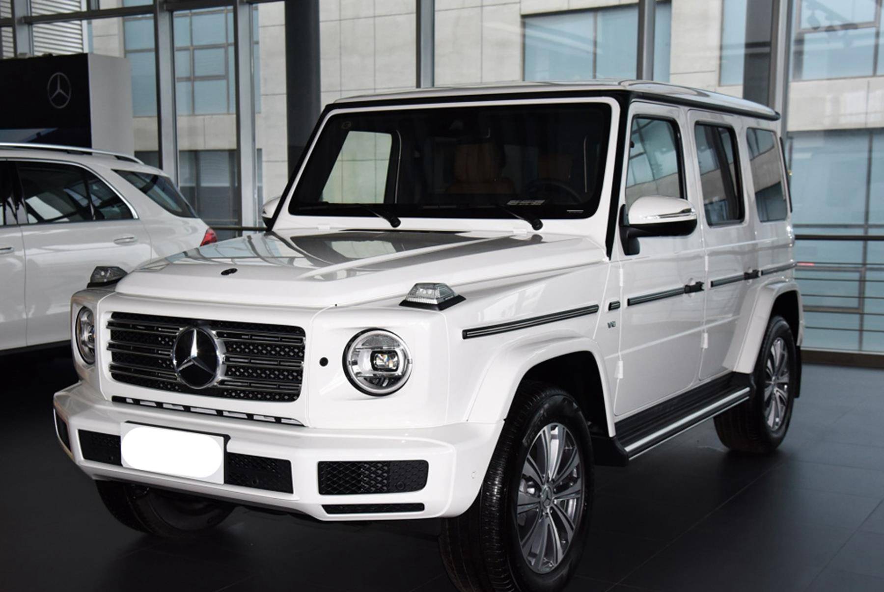 从外观上看,这款奥迪tt身形小巧,和另一辆奔驰g500座驾形成了鲜明的