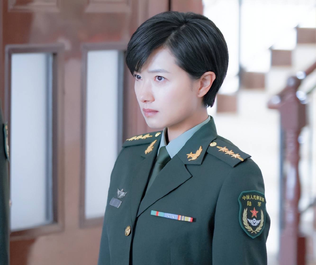 万茜搭档秦昊主演的《我们正年轻》,偏日常向的军旅生活故事,正午阳光