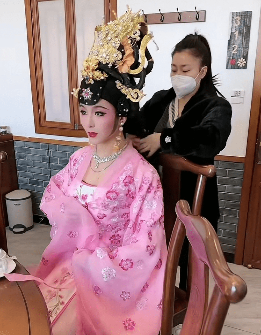 他做反串演员10余年,男扮女装演出惊艳众人,老婆当助理贴身陪伴_大帅