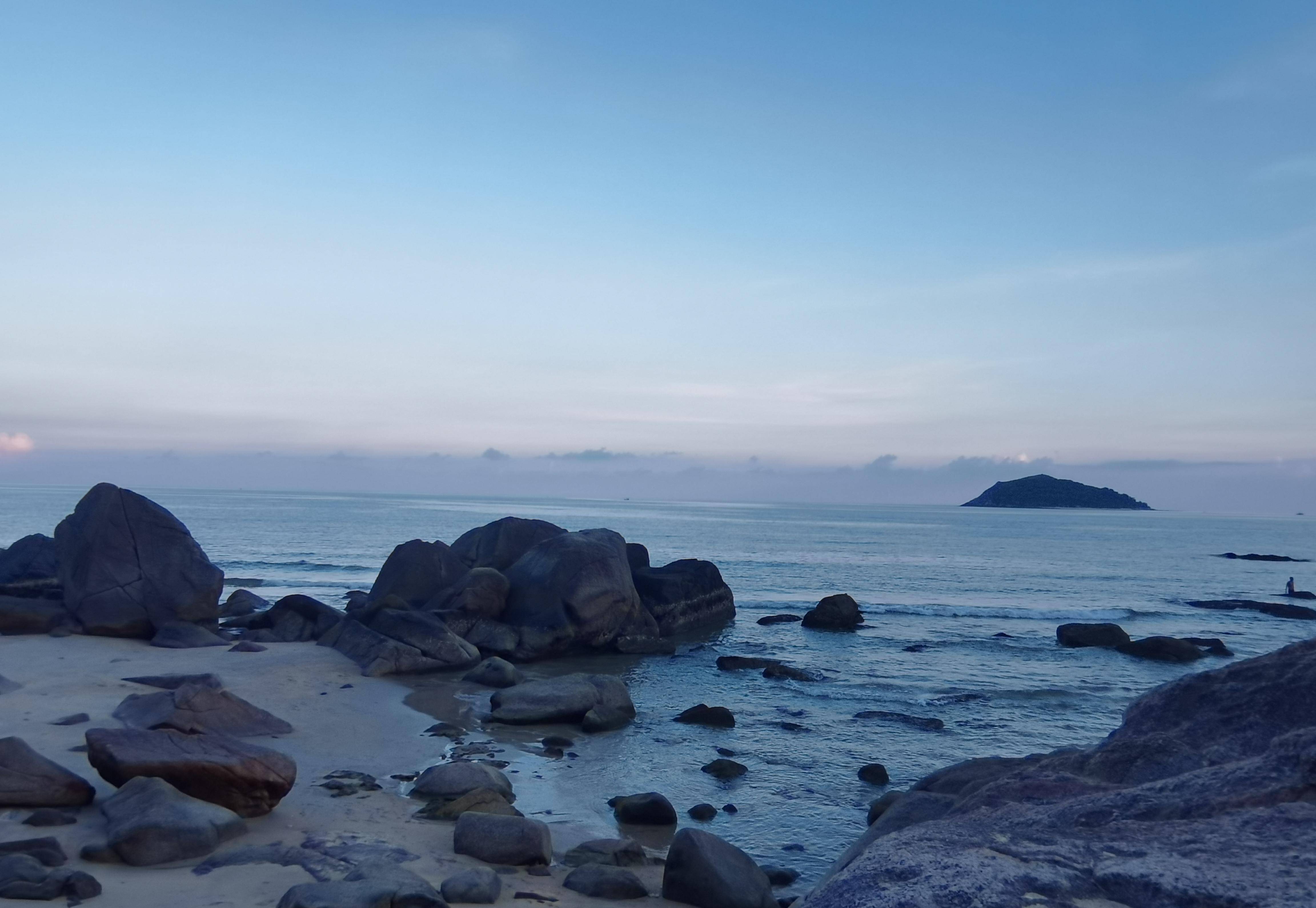 海浪冲击着凸起的礁石,浪花一朵朵_石梅湾_旅游_碧海