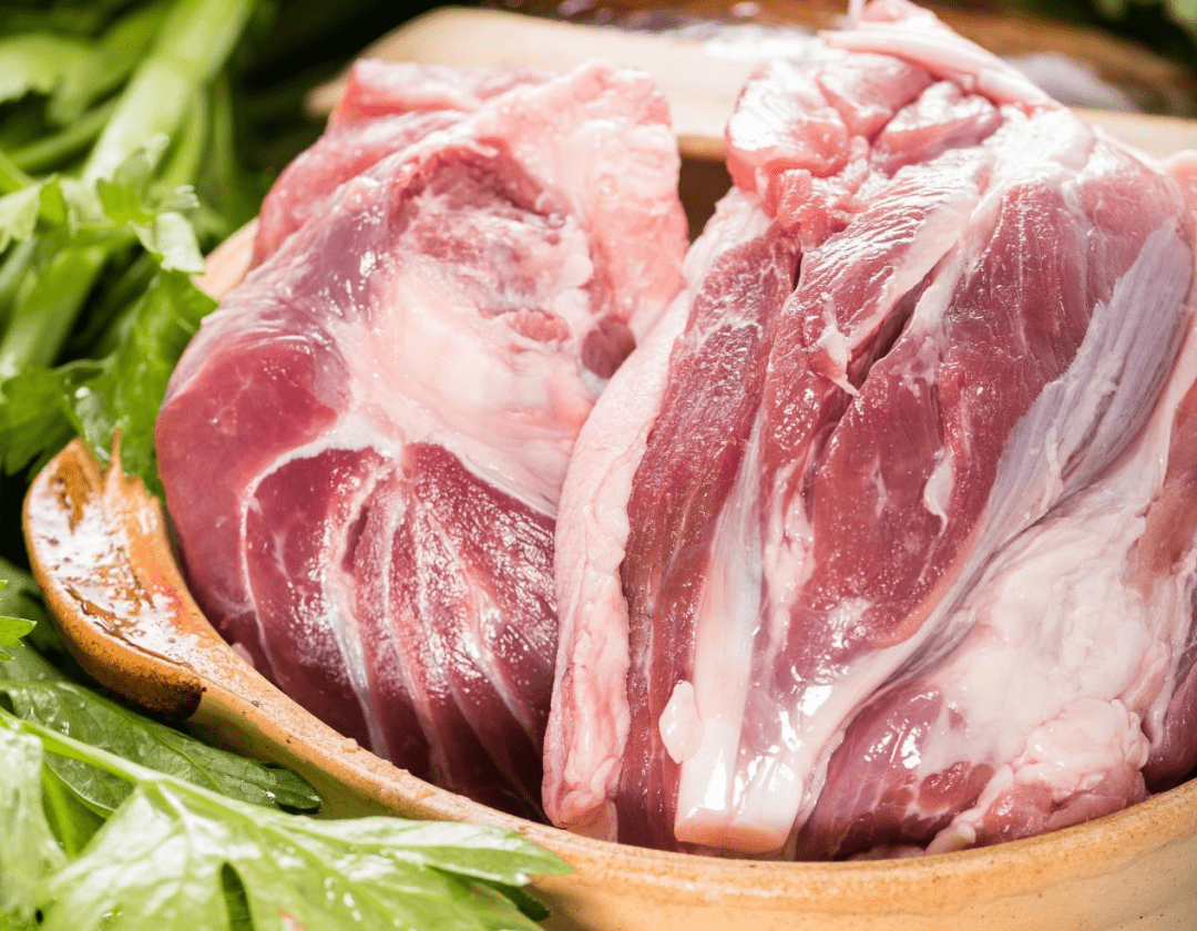 其次,乌金猪肉体积密度大,肌纤维含量高,因此经过处理的猪肉,肉丝更加