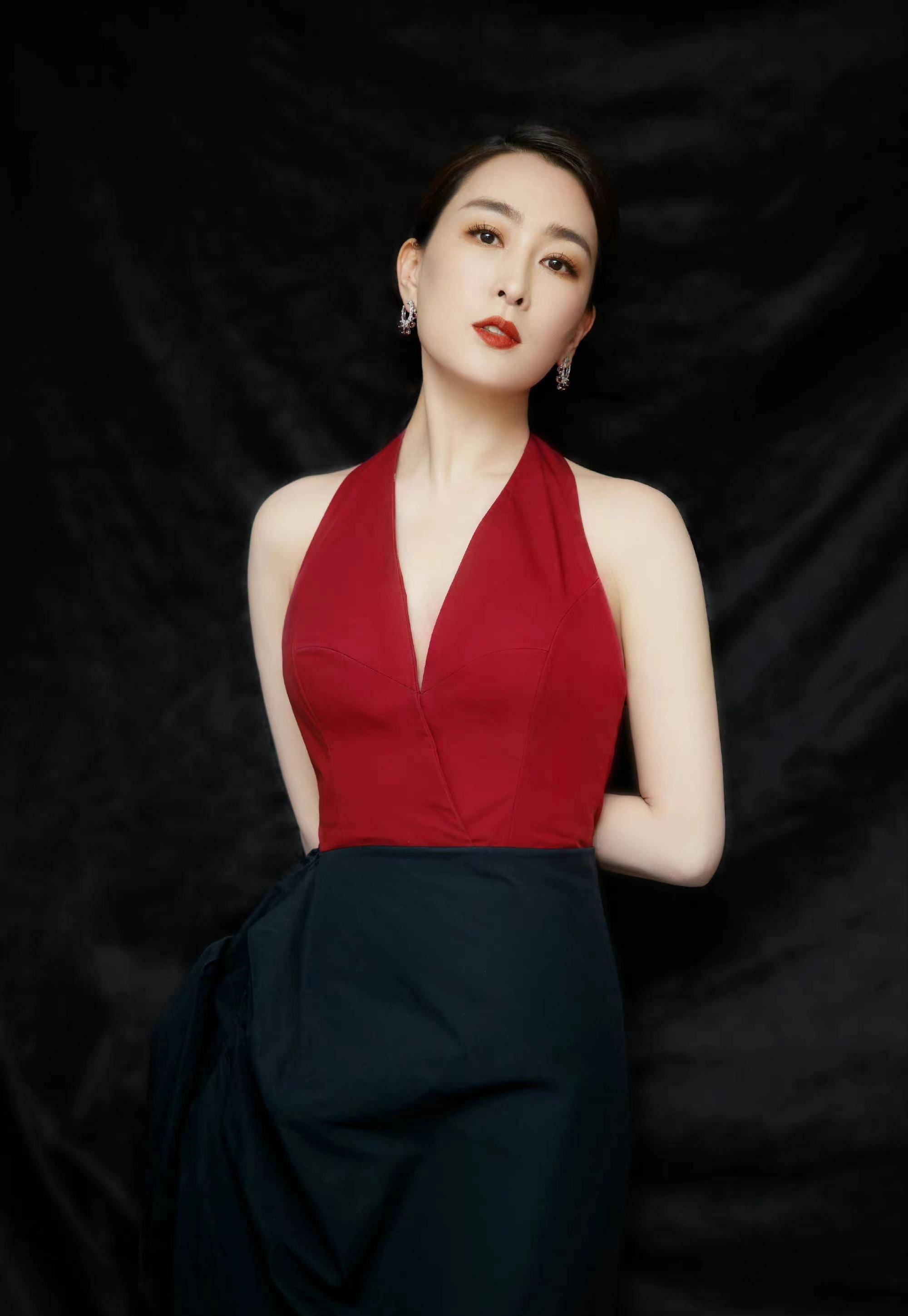 马苏亮相电影节,穿一条挂脖拼色长裙,优雅又有个性!_身材_造型_大红色