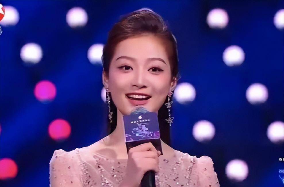 复旦校花冯琳跨年夜亮相,成为东方卫视主持人,颜值变化今非昔比_就业