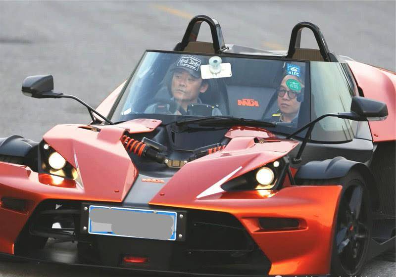 周立波的百万超跑被群嘲,下车必须拆下方向盘,网友:车和人一样不靠谱?