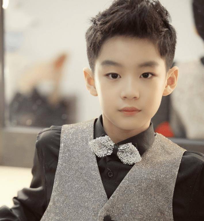 又一星二代因颜值上热搜,10岁已是小帅哥,头发梳成大人模样_曹颖